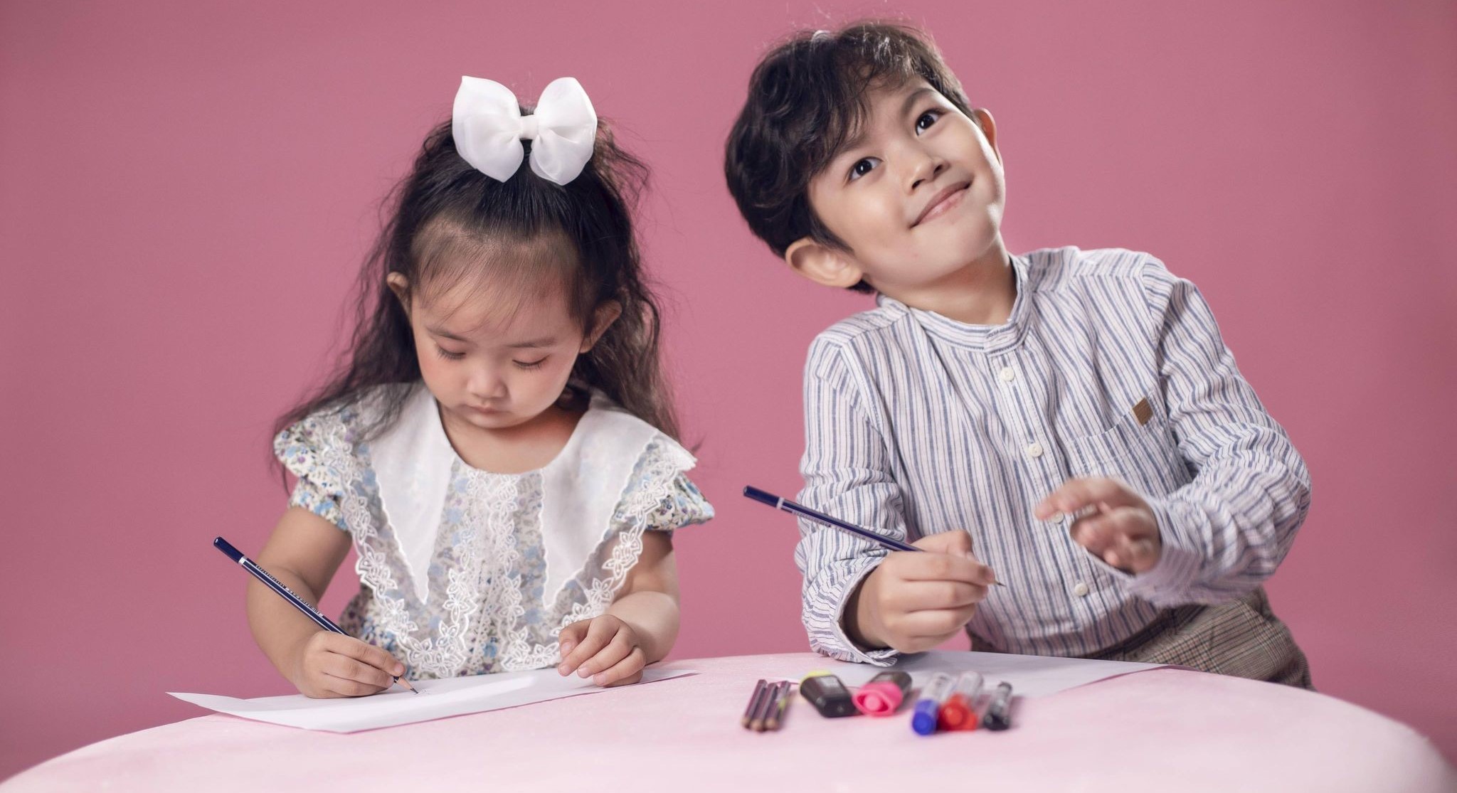Vẻ ngoài đáng yêu "sao y bản chính" của 2 nhóc tỳ nhà Khánh Thi - Phan Hiển