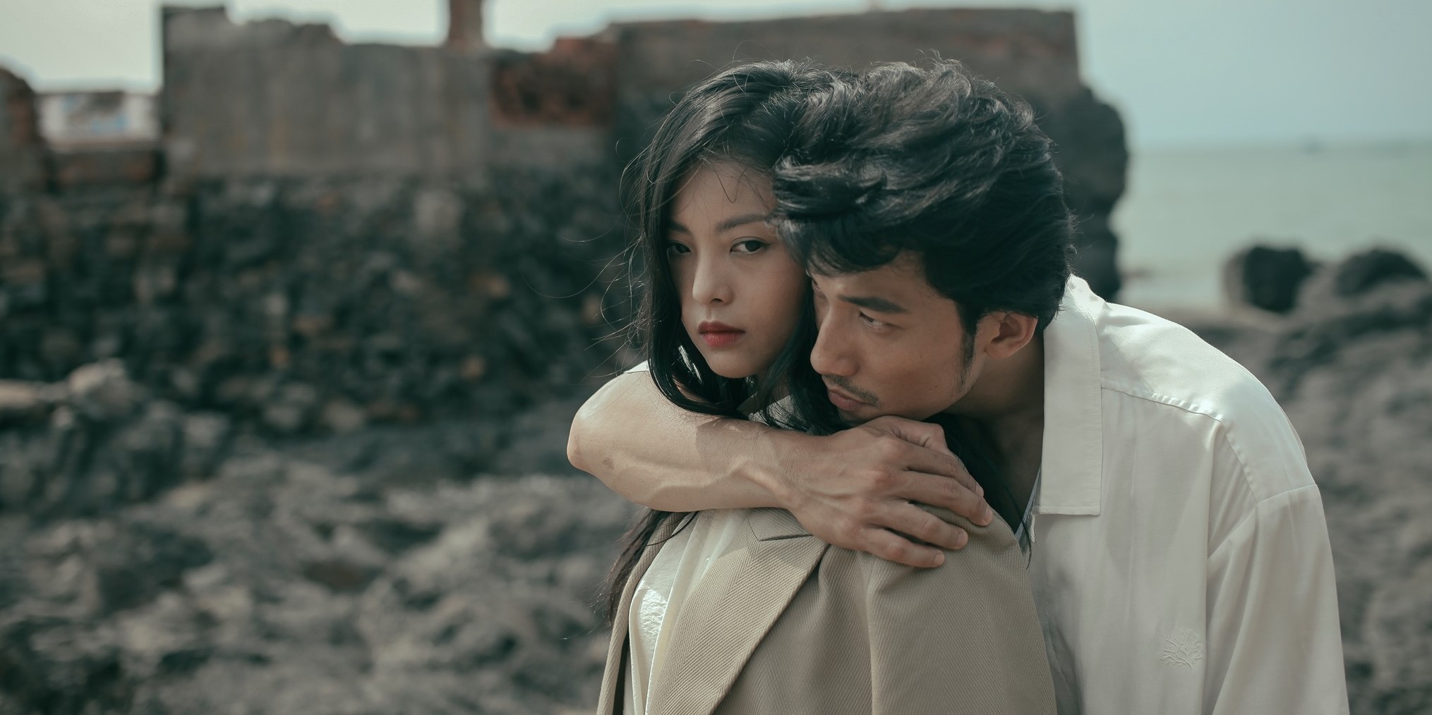 Liên Bỉnh Phát tình tứ ôm bạn diễn làm dấy lên nghi vấn ''phim giả tình thật"  