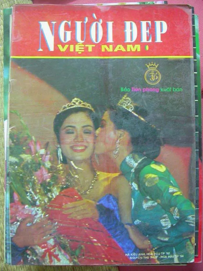 Khoảnh khắc đẹp giữa Hoa hậu Việt Nam 1992 Hà Kiều Anh và người kế nhiệm Thu Thủy khi đang chuyển giao vương miện
