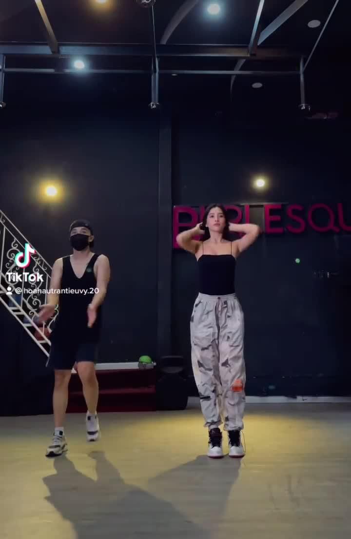 Tiểu Vy khoe video clip ghi lại cảnh cô đang tập nhảy cùng một huấn luyện viên trong thời điểm ở nhà mùa dịch.