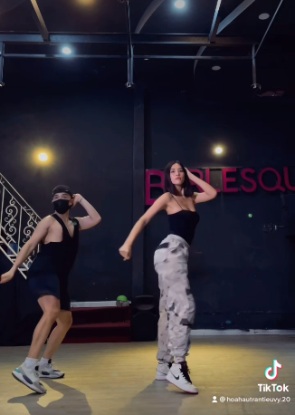 ...lắc mông, xoay ngực điêu luyện của Hoa hậu Việt Nam 2018 khiến khán giả không khỏi trầm trồ về kỹ năng nhảy múa của cô
