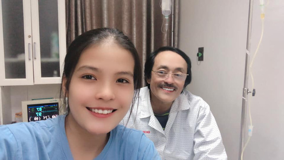 Cô con gái duy nhất đang học lớp 11 của anh - Ngọc Anh đã vào viện vừa chăm sóc cha vừa học online.