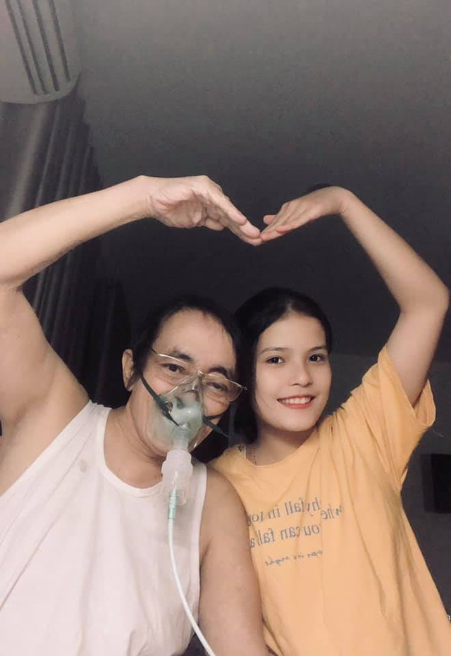 Giang còi vui vẻ tạo cánh tay hình trái tim cùng con gái trong tình trạng đang đeo ống thở oxy.