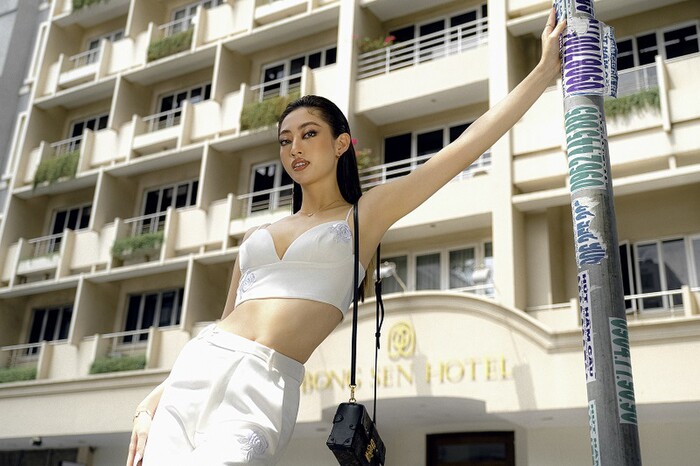 Lương Thùy Linh khoe chân dài 1m22, lấp ló vòng 1 trong loạt trang phục trắng tinh khôi
