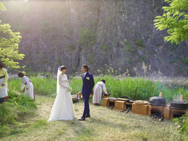 Cả hai đã tổ chức đám cưới đơn giản tại quê nhà của Won Bin trên một cánh đồng vắng.