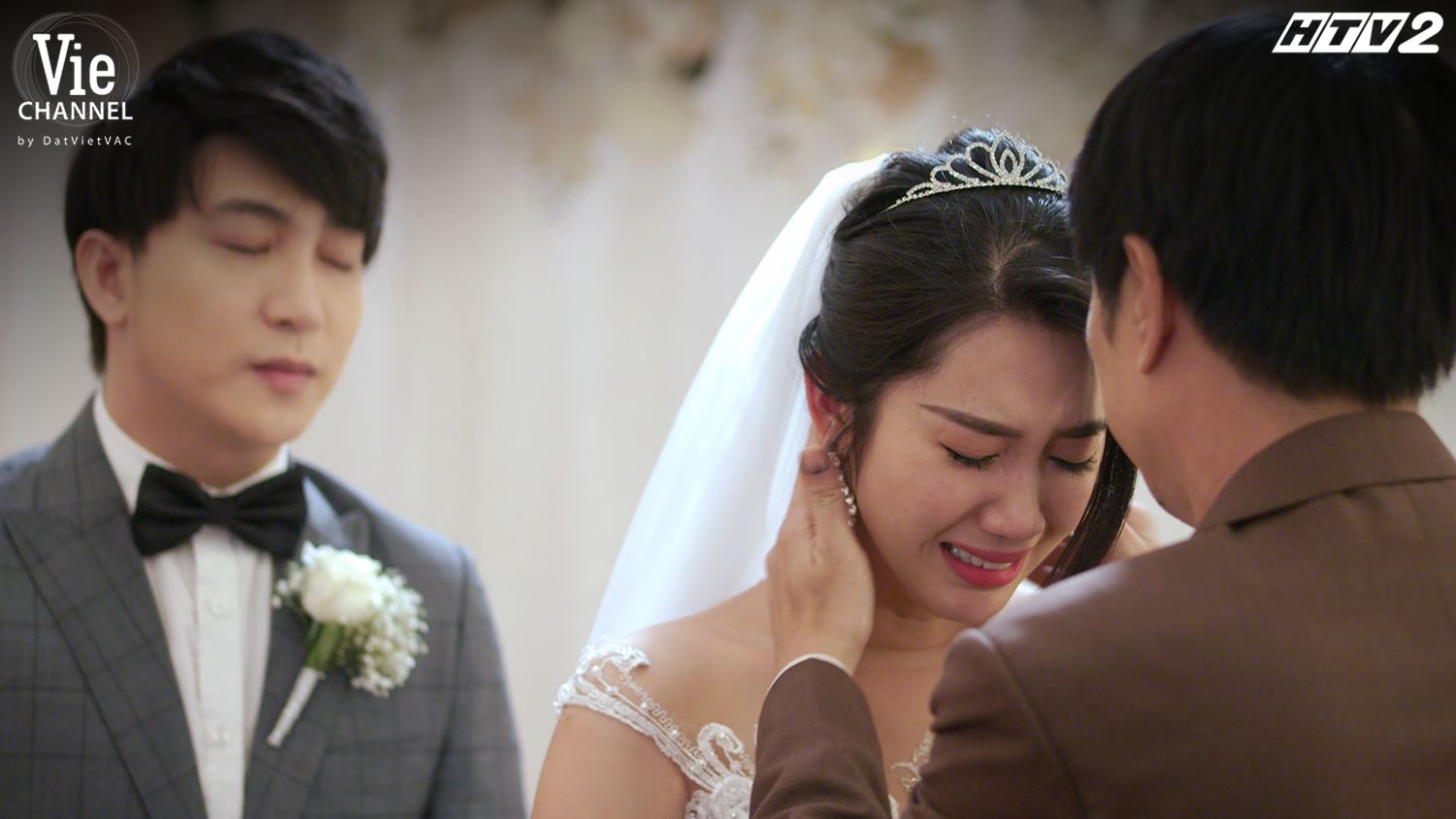 Gặp anh hai tại lễ cưới của mình, Châu nghẹn ngào không kìm được nước mắt.