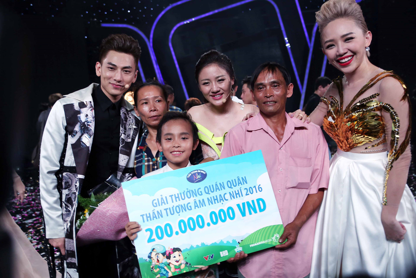Hồ Văn Cường đã xuất sắc giành ngôi vị quán quân Vietnam Idol Kids 2016