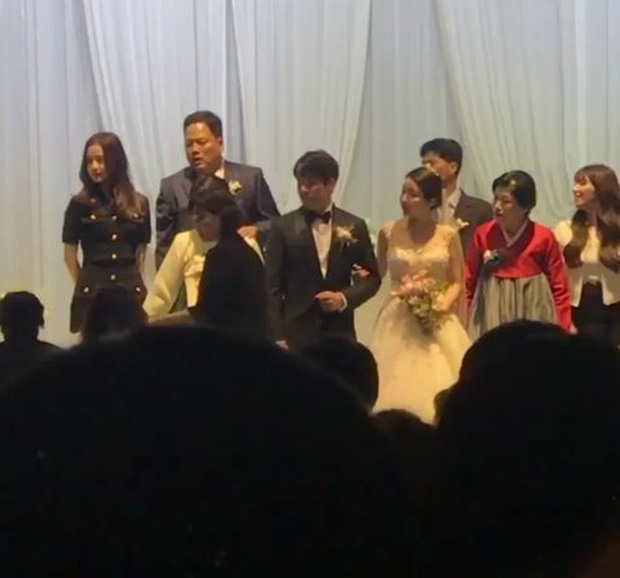 Tất cả thành viên gia đình Jisoo trong đám cưới của anh trai cô