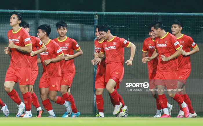 Công Phượng khiến đồng đội không nhịn nổi cười vì cách mặc quần "không giống ai"