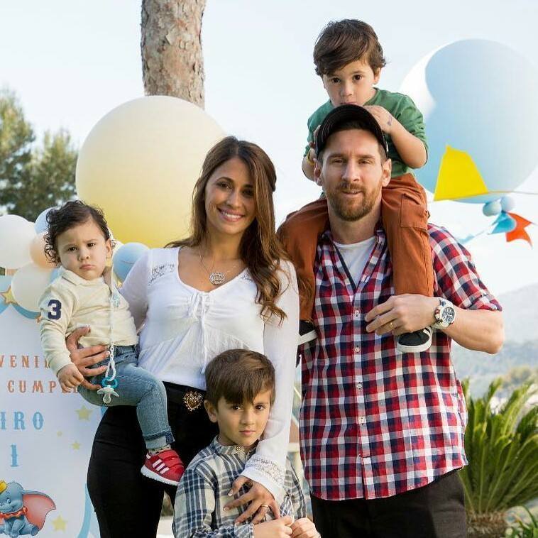Messi bên vợ Antonella và 3 cậu con trai Thiago, Ciro và Mateo.
