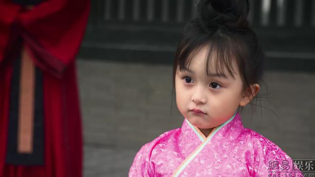 Nét xinh đẹp đáng yêu từ 2 tuổi đã giúp Sở Điềm chiến thắng cuộc thi Sao nhí của năm - tìm kiếm gương mặt nổi tiếng dành cho trẻ em