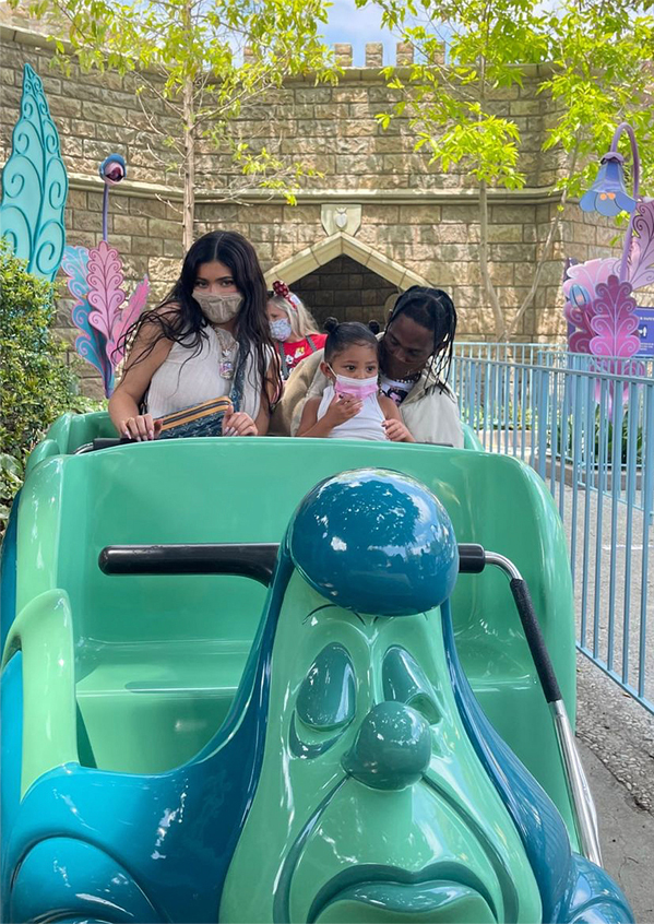 Kylie Jenner và rapper Travis Scott đưa con gái 3 tuổi đi chơi trước đó không lâu