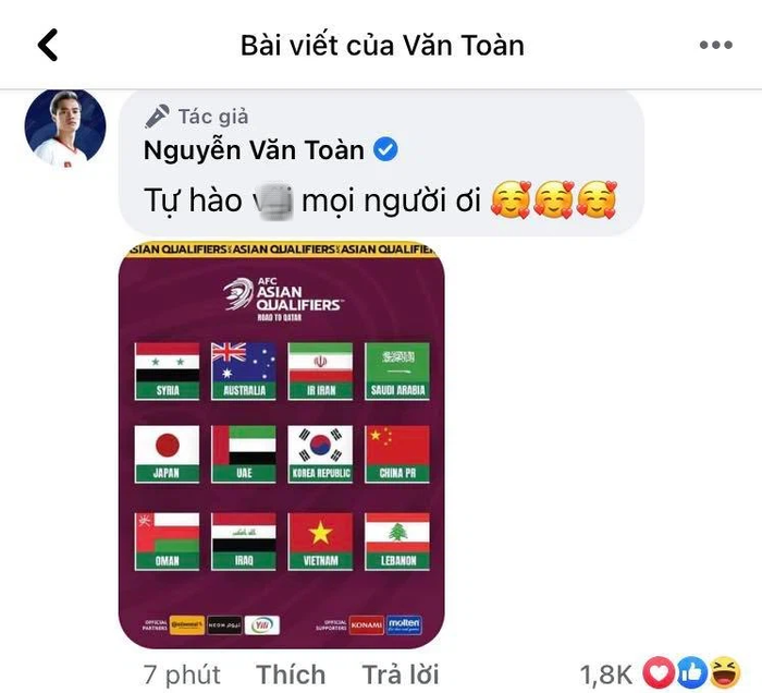 Nam cầu thủ vẫn không giấu được niềm hạnh phúc khi nhìn thấy hình ảnh cờ Việt Nam xếp cùng cờ của các nước khác