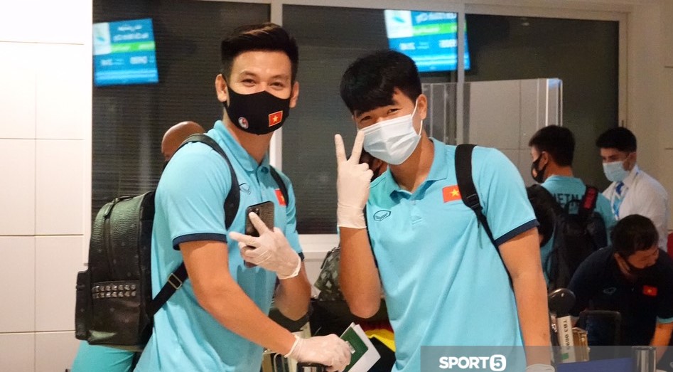 Trong khi đồng đội mải mê sắm hàng hiệu, Tuấn Anh dành cả tiếng ở tiệm sách