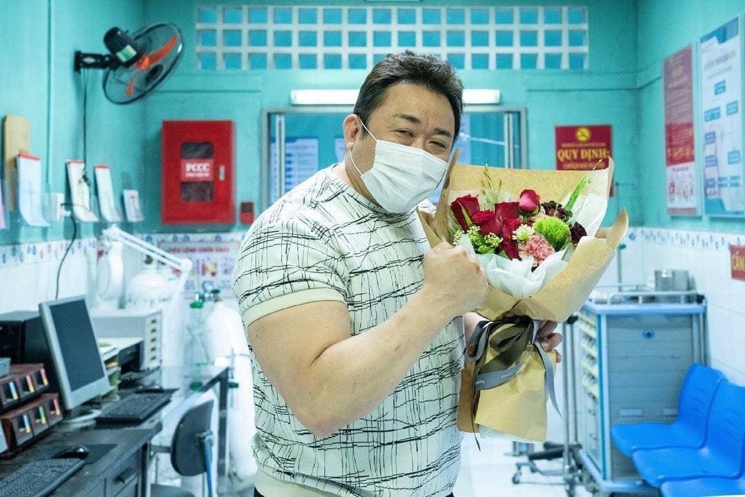 Sao nam Train to Busan tạo dáng vui vẻ tại một địa điểm được cư dân mạng 'soi' là có bối cảnh giống như ở Việt Nam