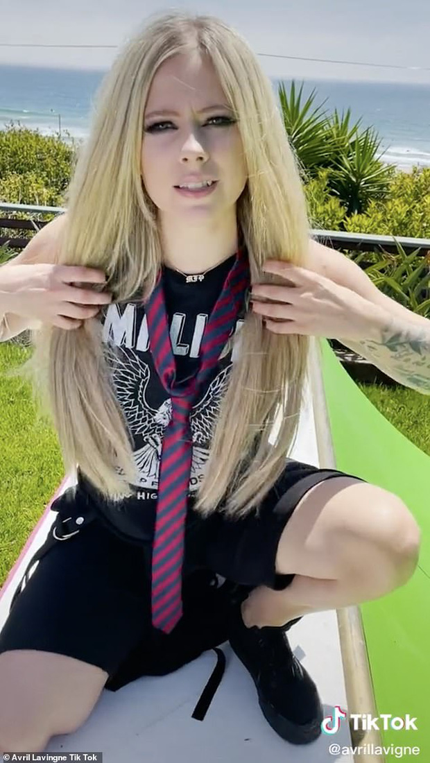 Avril Lavigne ra mắt TikTok với clip cover ca khúc của mình