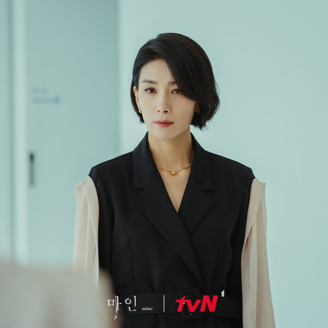 Tạo hình của 'Mợ cả' Kim Seo Hyung trong phim Mine