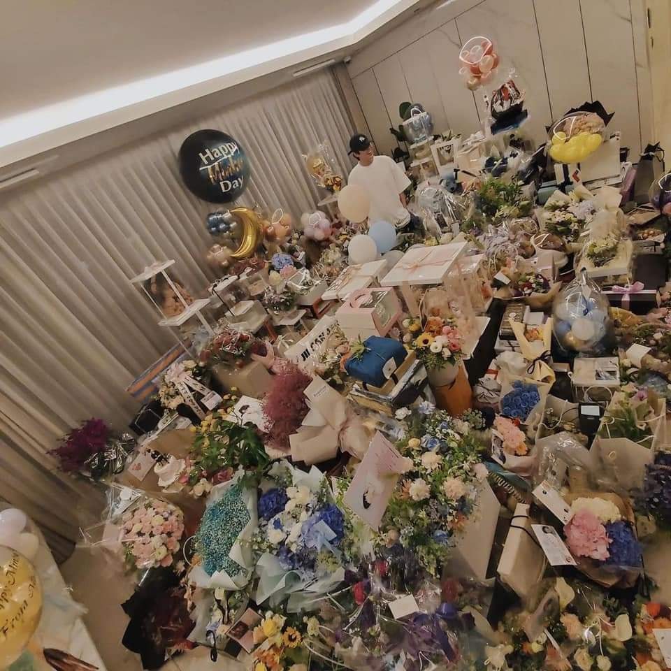 Lee Min Ho đăng tải loạt ảnh căn phòng ngập tràn quà tặng từ các fan trên toàn thế giới.