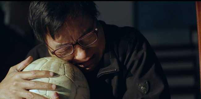 Ông Tín khóc lóc ôm quả bóng của con trai