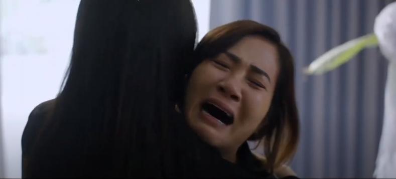 My và mẹ ôm nhau khóc trước di ảnh của Minh