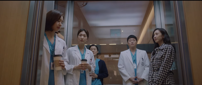 Seok Hyung vô tình gặp vợ cũ tại thang máy bệnh viện