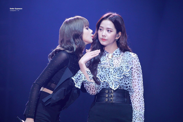 Lisa và Ji Soo là chị em thân thiết trong nhóm