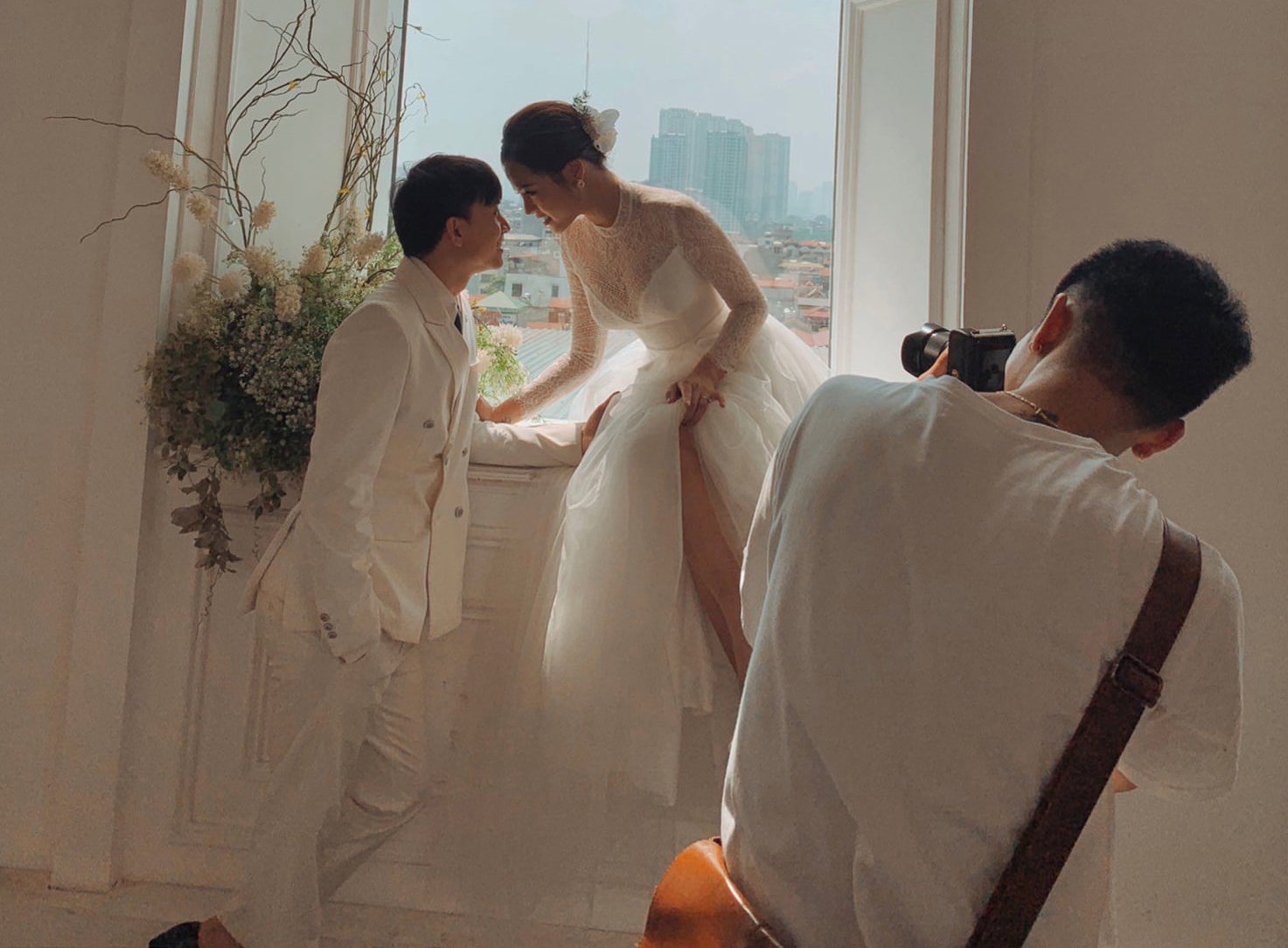 Thu Quỳnh từng hé lộ hậu trường chụp ảnh cưới ngọt ngào của cô và bạn diễn Anh Vũ.