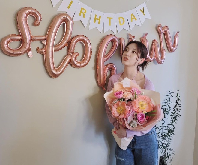 Seo Hyun (SNSD) đăng tải lên trang cá nhân Instagram ảnh chụp bữa tiệc sinh nhật của mình
