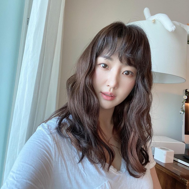 Kim Sa Rang khoe ảnh chụp selfie khoe gương mặt được trang điểm nhẹ nhàng không tì vết