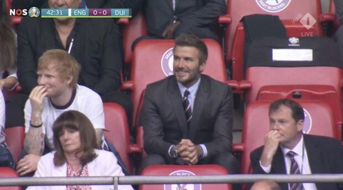 Siêu sao bóng đá David Beckham chiếm trọn spotlight nhờ visual đẹp trai, lịch lãm.