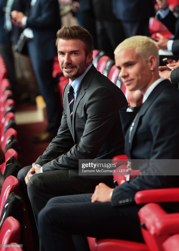 Trông David Beckham vẫn không hề lép vế khi xuất hiện cùng cậu con trai 18 tuổi Romeo.