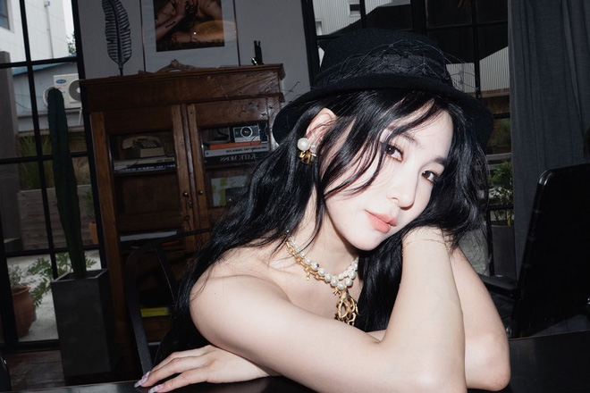 Nhan sắc mỹ nhân sánh vai với Song Joong Ki trong phim "The Youngest Son Of The Chaebol Family"