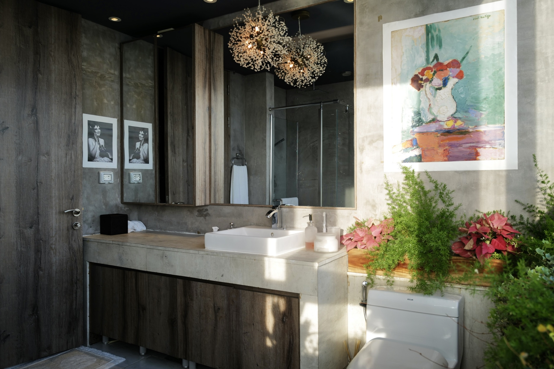 Nhà tắm cũng được thiết kế chủ đạo với chất liệu bằng gỗ, hòa vào gam màu xanh của cây cảnh