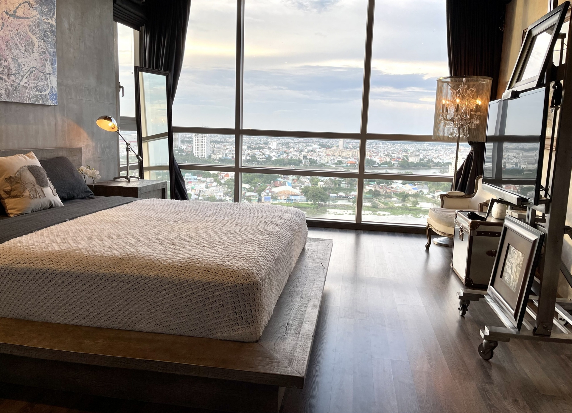 Căn phòng ngủ được thiết kế lắp kính toàn bộ để nữ ca sĩ có thể ngắm trọn sông Sài Gòn lãng mạn.