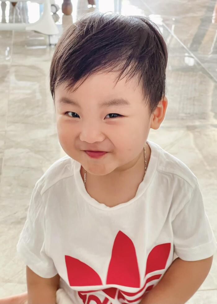 Con trai Hòa Minzy sở hữu gương mặt đáng yêu và tính cách lanh lợi