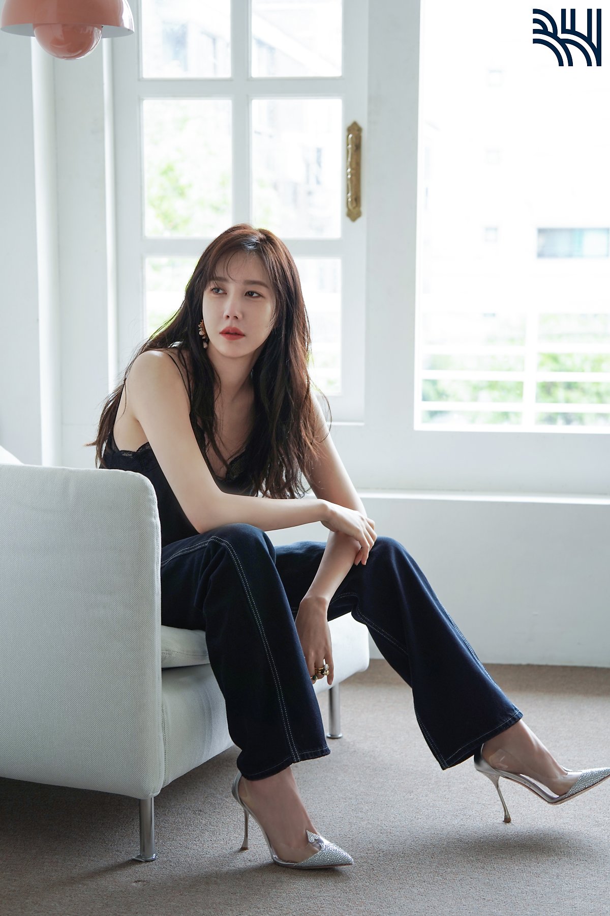 Dù chỉ là những bức ảnh hậu trường nhưng nhan sắc và thần thái của Lee Ji Ah được đánh giá là rất cuốn hút