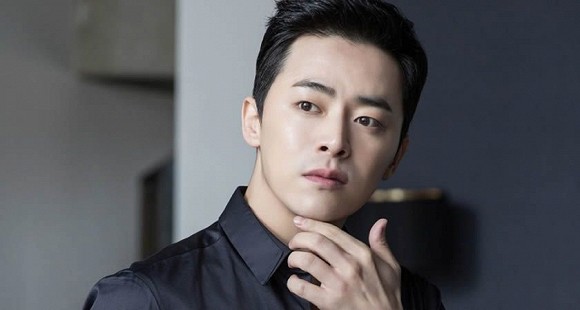 Điều ít biết về giáo sư Hospital Playlist Jo Jung Suk: Được miễn nghĩa vụ quân sự vì nhà nghèo,  trở thành "ông hoàng rom-com" và cuộc hôn nhân mỹ mãn với "nữ hoàng nhạc phim"