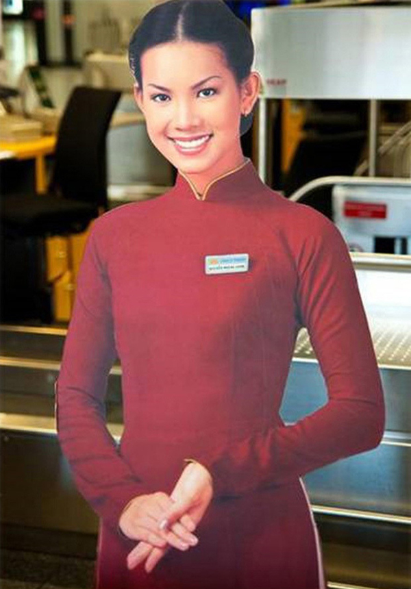 Hình ảnh nữ tiếp viên hàng không xinh đẹp trên tấm standee quảng cáo hãng Vietnam Airlines từng có mặt khắp mọi sân bay, phòng vé từ Bắc tới Nam.