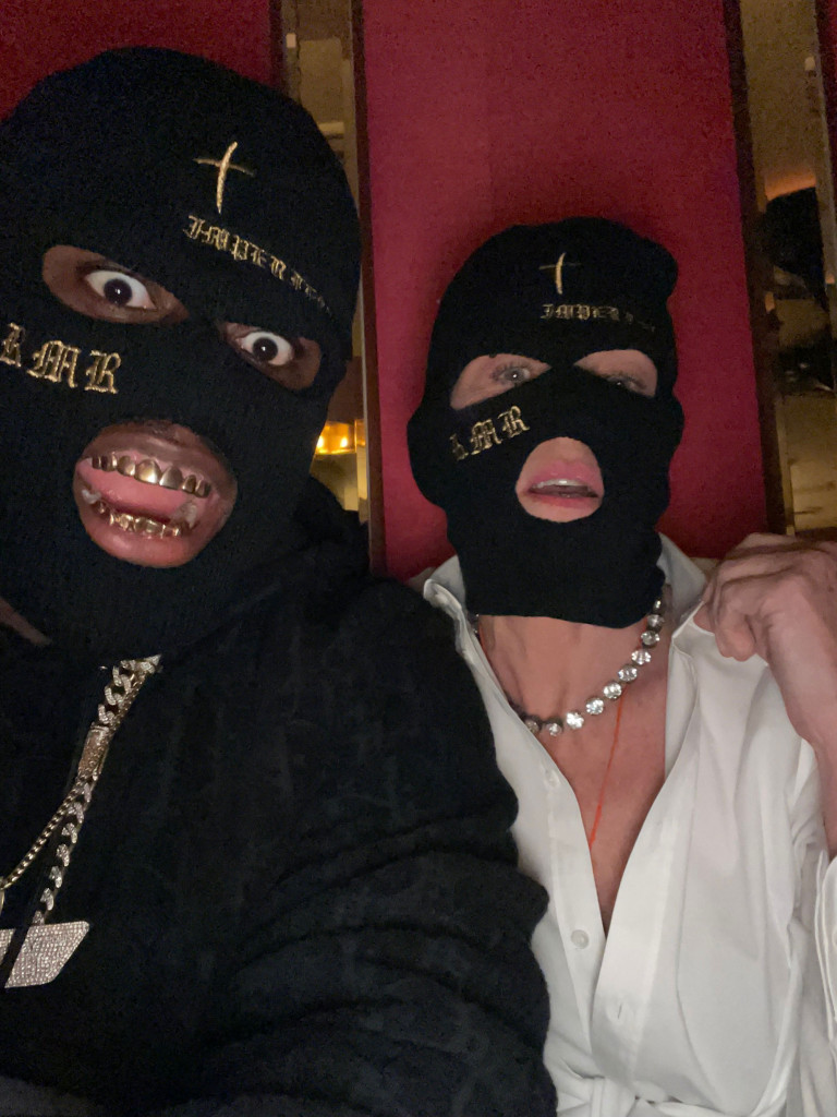 Nam rapper từng đăng một đoạn video cùng Sharon Stone lên Instagram trong khi cả hai đang đeo mặt nạ
