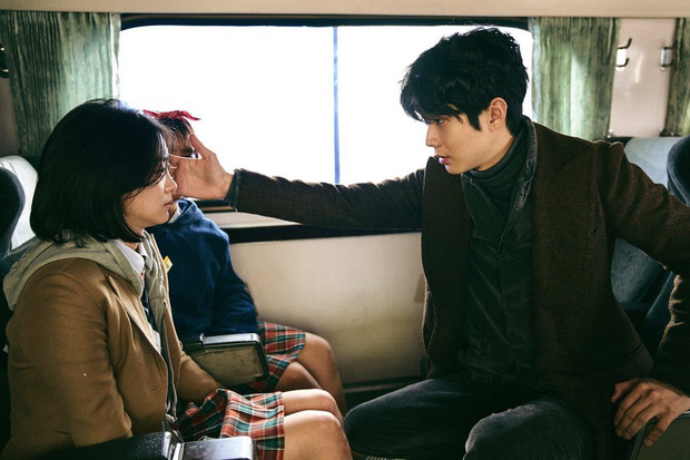 Kim Da Mi và Choi Woo Sik từng là 'kẻ đối nghịch' trong bộ phim đình đám The Witch năm 2018