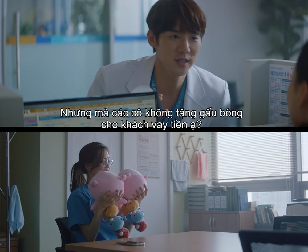 Giáo sư Ahn lại đi 'xin xỏ' nhân viên ngân hàng tặng gấu bông cho mình, cốt để mang tặng bạn gái.