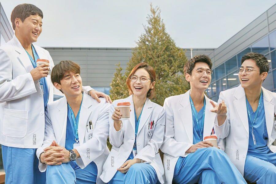 Series phim truyền hình Hàn Quốc Hospital Playlist xoay quanh câu chuyện đời thường của nhóm bạn bác sĩ với nội dung nhẹ nhàng, không quá drama nhưng lại rất lôi cuốn.
