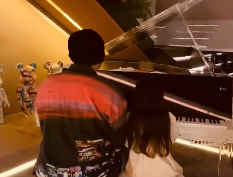 Côn Lăng đăng tải một video trên mạng xã hội quay từ sau lưng cảnh ông xã và con gái đang say sưa chơi piano cùng nhau
