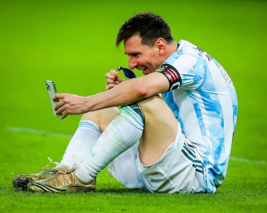 Messi hí hửng gọi video ăn mừng với bà xã