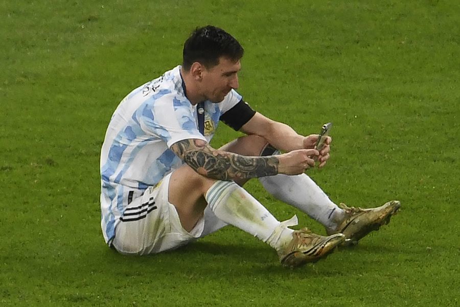Messi cũng tiếp tục ngồi lại trên mặt cỏ sân Maracana để gọi chia sẻ niềm vui với bố anh là ông Jorge