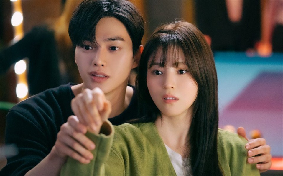 Phản ứng hóa học trên màn ảnh của cặp sao trẻ xứ Hàn cũng được dân tình thích thú và 'đẩy thuyền' từ trong phim đến ngoài đời.