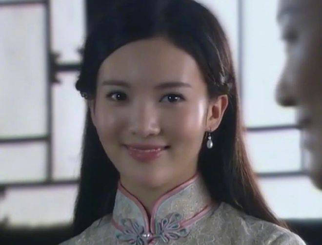 Kim Thần sở hữu gương mặt khá tròn trịa, má phúng phính, lộ rõ ​​vẻ dịu dàng và ngọt ngào.