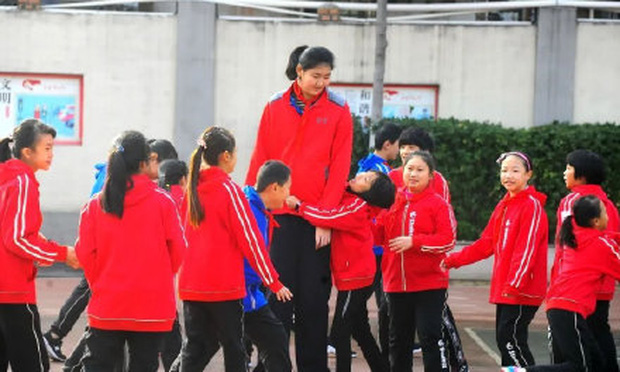 Bé gái 14 tuổi chơi bóng rổ khiến đội bạn "đứng hình" bởi chiều cao 2,26 m