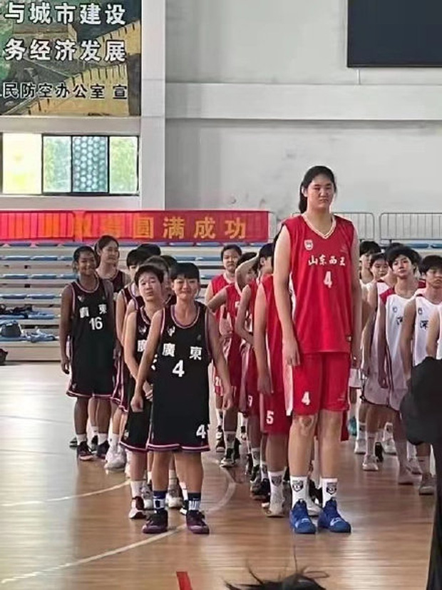 Bé gái 14 tuổi khiến đối thủ 'đứng hình' bởi chiều cao 2,26 m cân cả đội bóng rổ