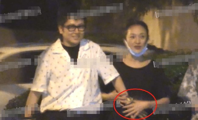 Người đàn ông đứng bên cạnh Châu Tấn còn có động tác dùng tay xoa lên bụng của nữ diễn viên.